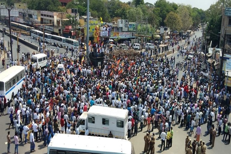 மதுரை விமான நிலையத்திற்கு முத்துராமலிங்கத் தேவர் பெயர் சூட்ட வலியுறுத்தி போராட்டம்