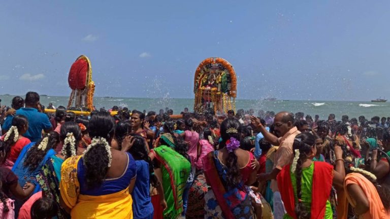 மாசிமகத்தை முன்னிட்டு காரைக்கால் அருகே  கடற்கரையில் தீர்த்தவாரி..