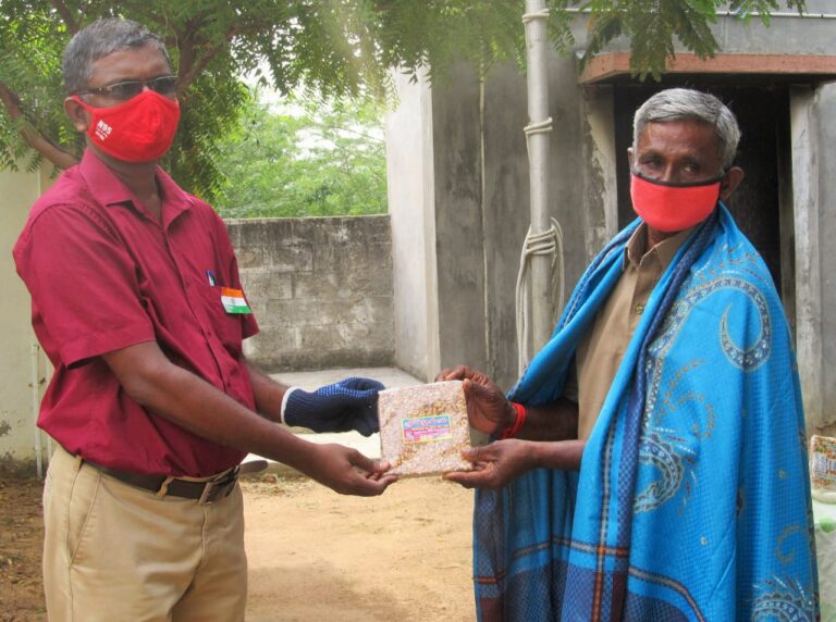 துப்புரவு பணியாளரை  தேசியக் கொடியை ஏற்ற வைத்து பெருமைப்படுத்திய தேவகோட்டை சேர்மன் மாணிக்க வாசகம்  நடுநிலைப் பள்ளி