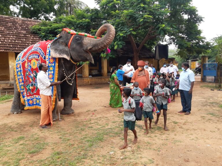 பள்ளிக்கு மாணவர்களை வரவேற்று அசத்திய குன்றக்குடி கோயில் யானை..