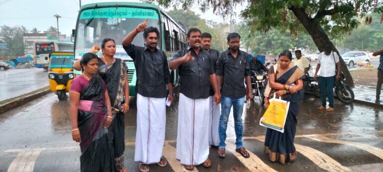 காரைக்குடி நகராட்சி கூட்டம் : சொத்து வரி உயர்வு பற்றிய விவாதம் நடத்த வலியுறுத்தி கொட்டும் மழையில் அதிமுக உறுப்பினர்கள் தர்ணா..