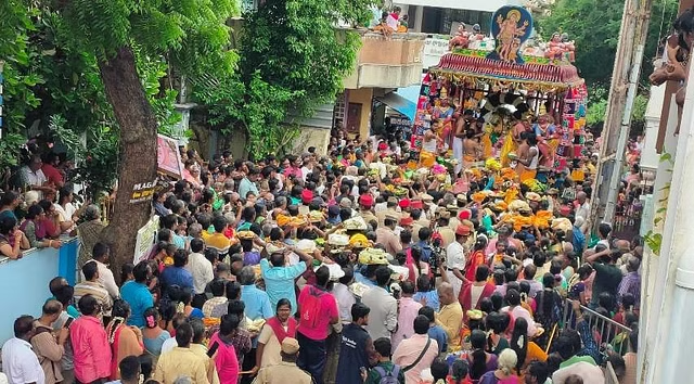 காரைக்காலில் மாங்கனித் திருவிழா :  பக்தர்கள் மாங்கனி இறைத்து வழிபாடு..