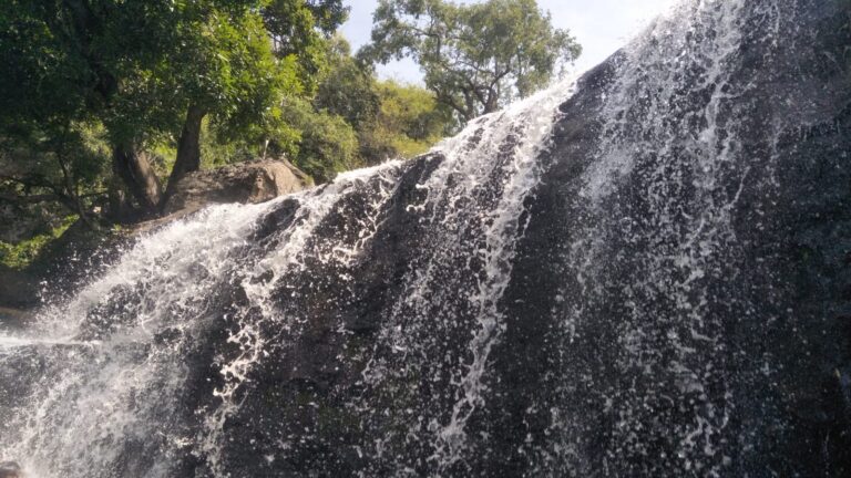 மனதை கொள்ளை கொள்ளும் திருமூர்த்தி அருவி..