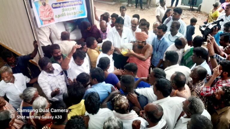 ஸ்ரீவைகுண்டம் அருகே வெள்ளத்தால் பாதிக்கப்பட்டோருக்கு நிவாரணப் பொருட்களை வழங்கினார் குன்றக்குடி பொன்னம்பல அடிகளார்..