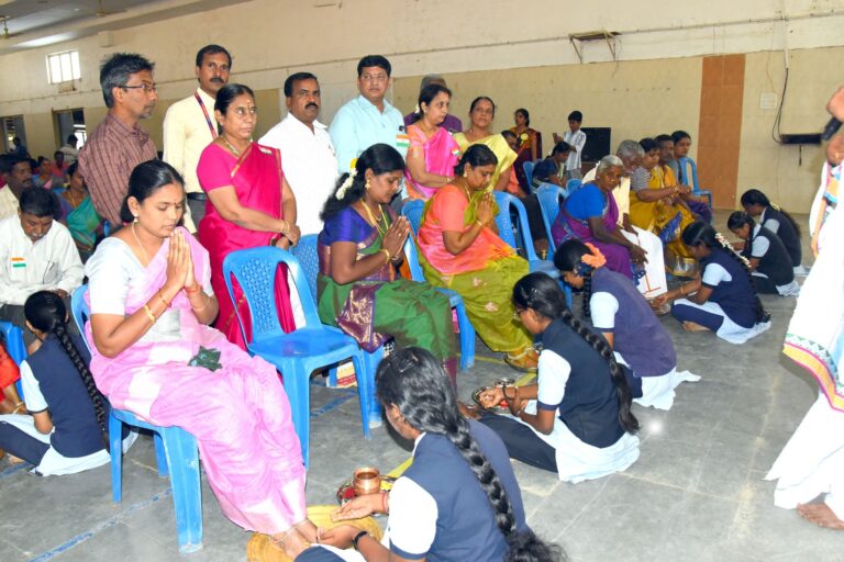 பெற்றோருக்கு பாதபூஜை செய்து ஆசிபெற்ற காரைக்குடி புதுவயல் ஸ்ரீ வித்யாகிரி மாணவர்கள்..